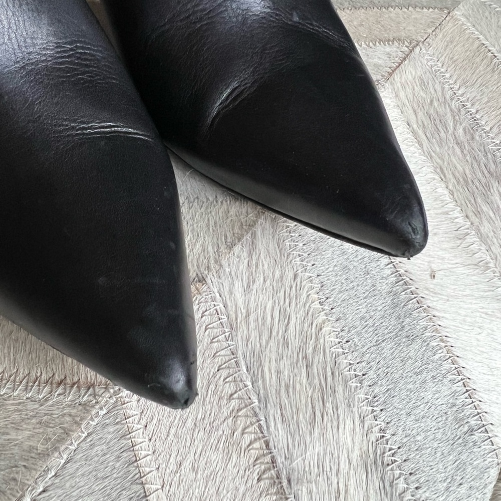 BURBERRY black leather pump heels. Zip hardware back. US 9.5 / EU 40.5 - Picture 8 of 11